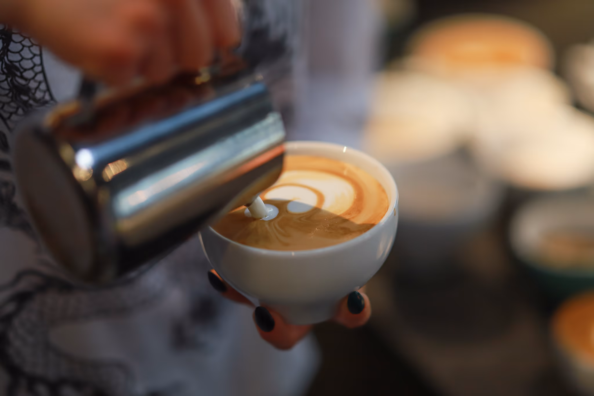 Latte Art wird frisch gegossen
