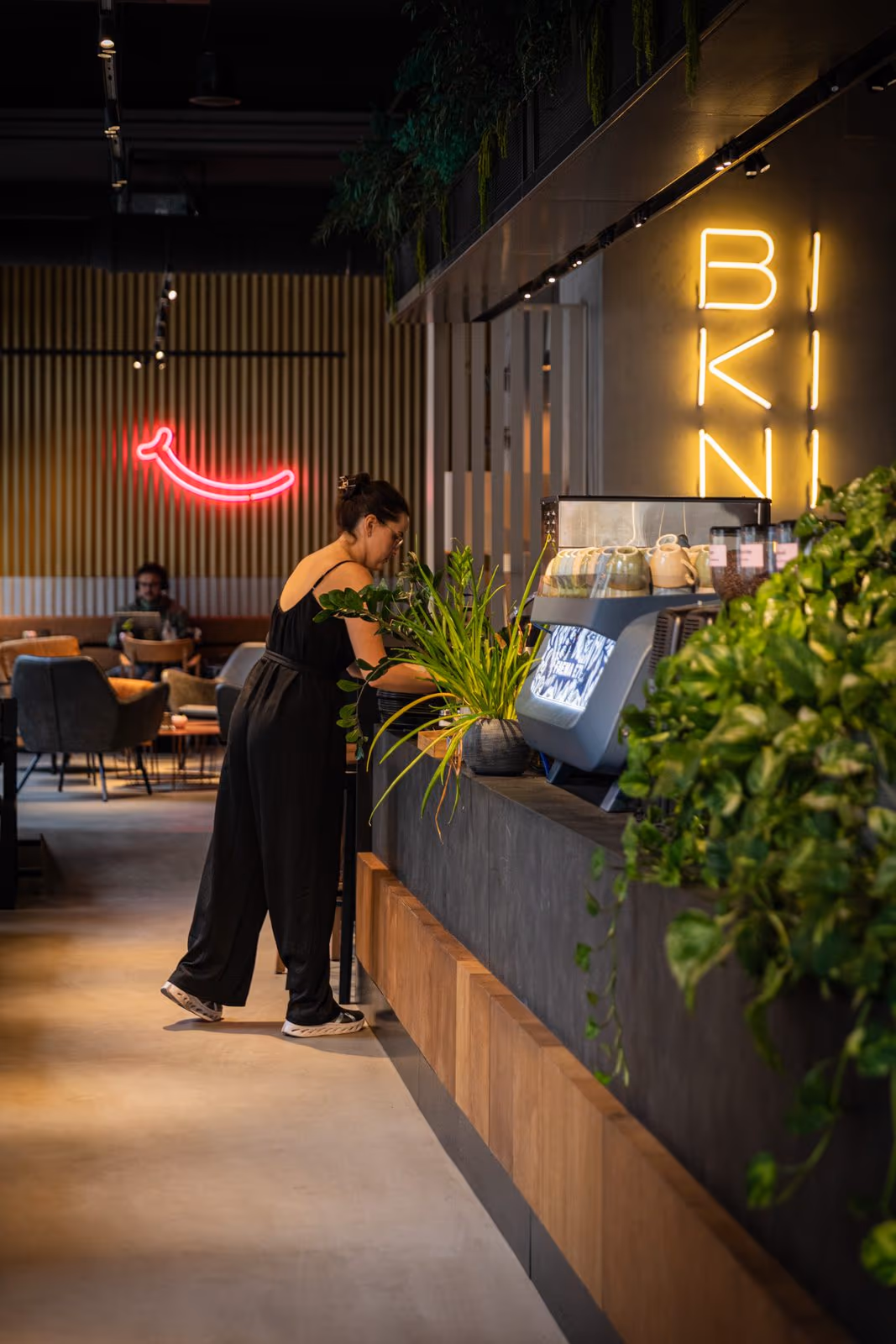Barista an der Siebträgermaschine